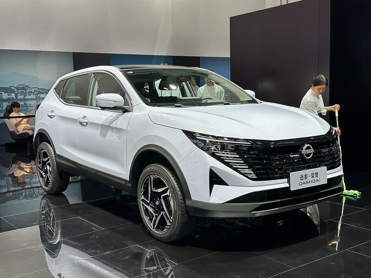 Nissan Qashqai Glory на выставочном стенде, вид спереди сбоку