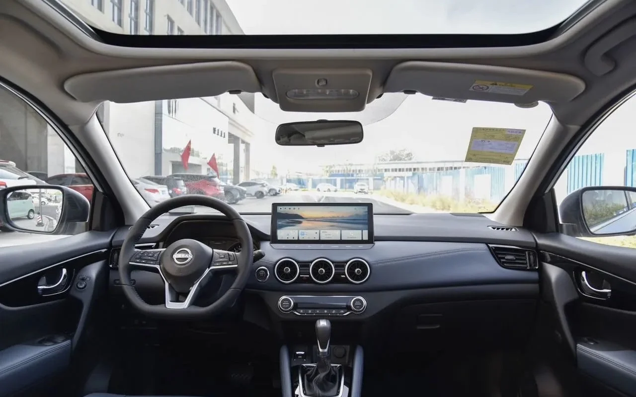 Салон Nissan Qashqai Glory: руль, центральный дисплей и панорамная крыша