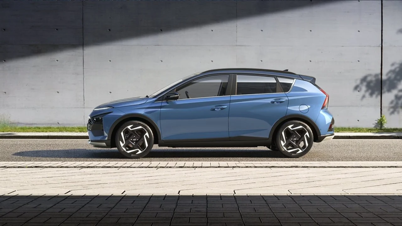 Hyundai Bayon в синем цвете, вид сбоку