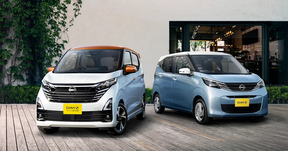 Два Nissan Dayz в разных исполнениях: белый с оранжевой крышей и голубой