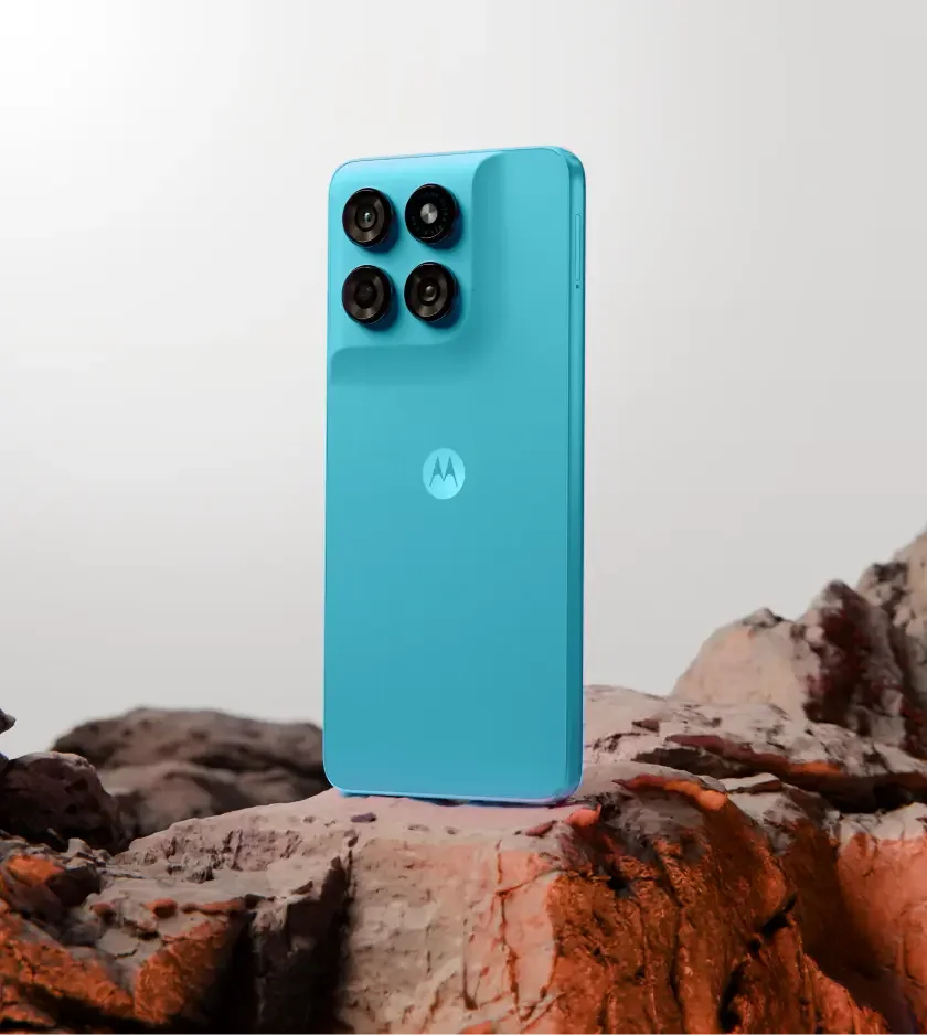Moto G47 Power бирюзового цвета на камнях, вид сзади
