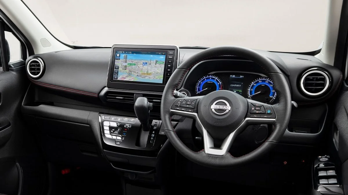 Салон Nissan Dayz: руль, приборная панель и экран мультимедиа