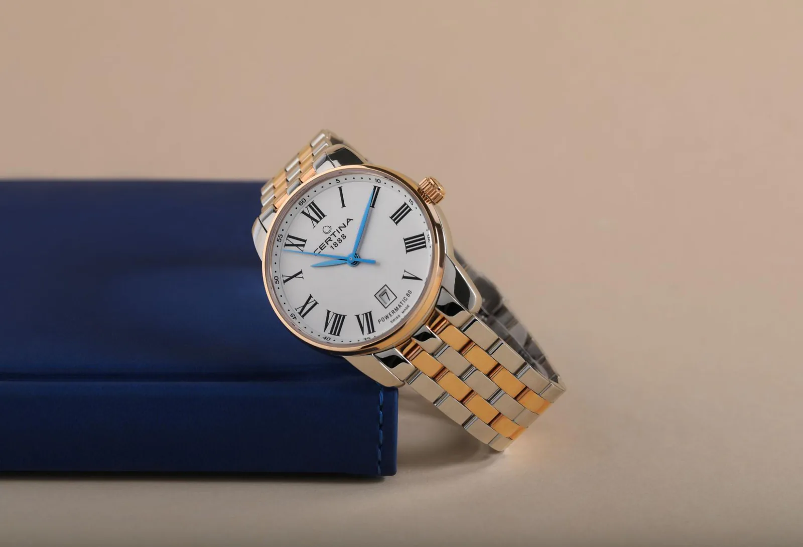 Биколорные часы Certina Powermatic 80 с белым циферблатом, римскими цифрами и стальным браслетом с золотистыми акцентами