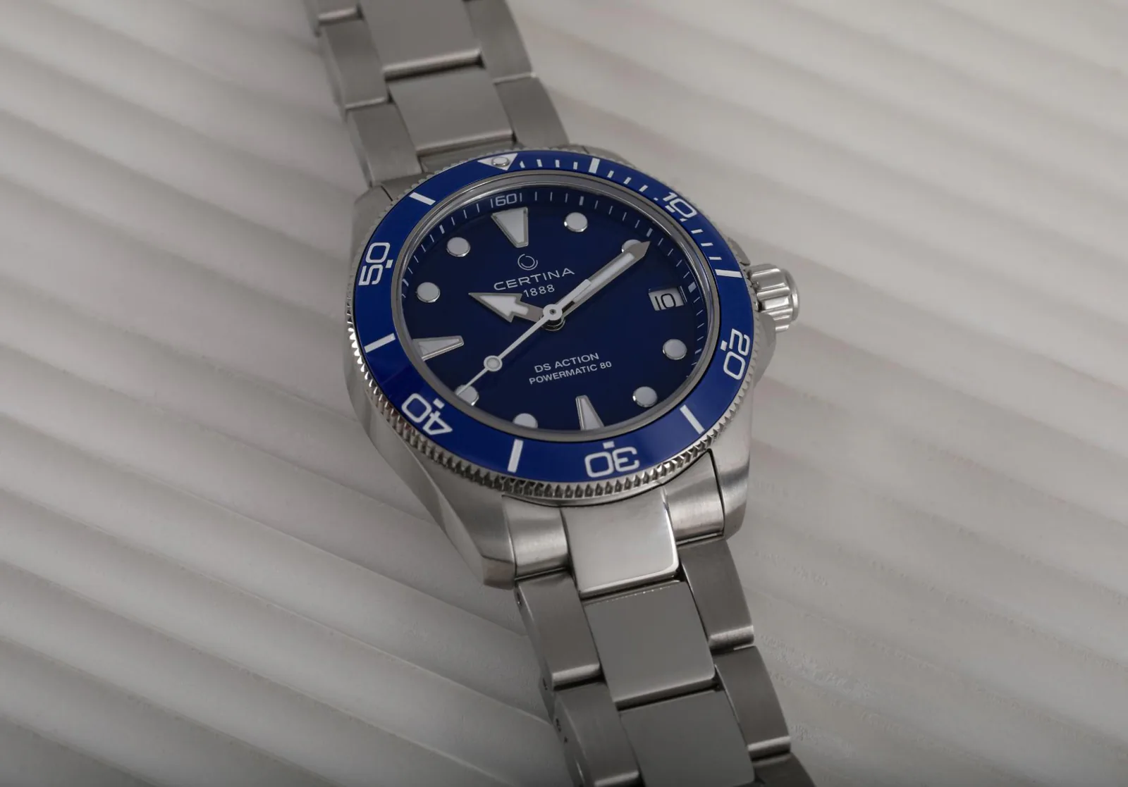 Часы Certina DS Action Powermatic 80 с синим циферблатом и синим вращающимся безелем на стальном браслете
